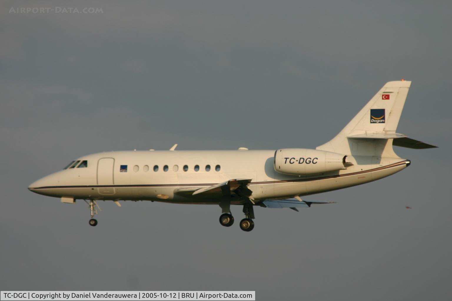 TC-DGC, Dassault Falcon 2000 C/N 166, short to land on rnw 25L