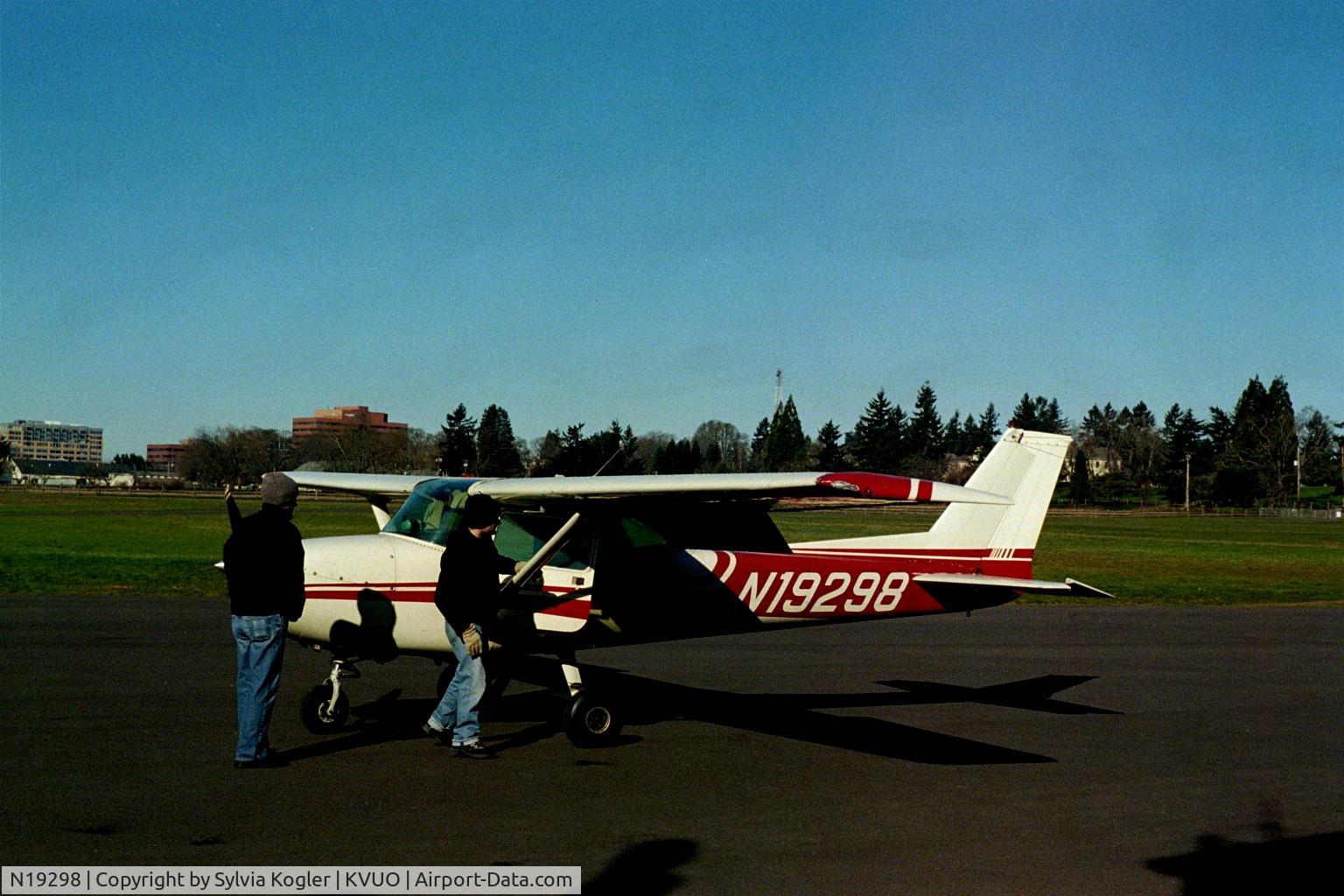 N19298, 1973 Cessna 150L C/N 15074316, New student's first flight