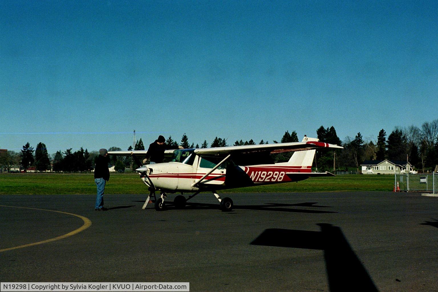 N19298, 1973 Cessna 150L C/N 15074316, New student's first flight