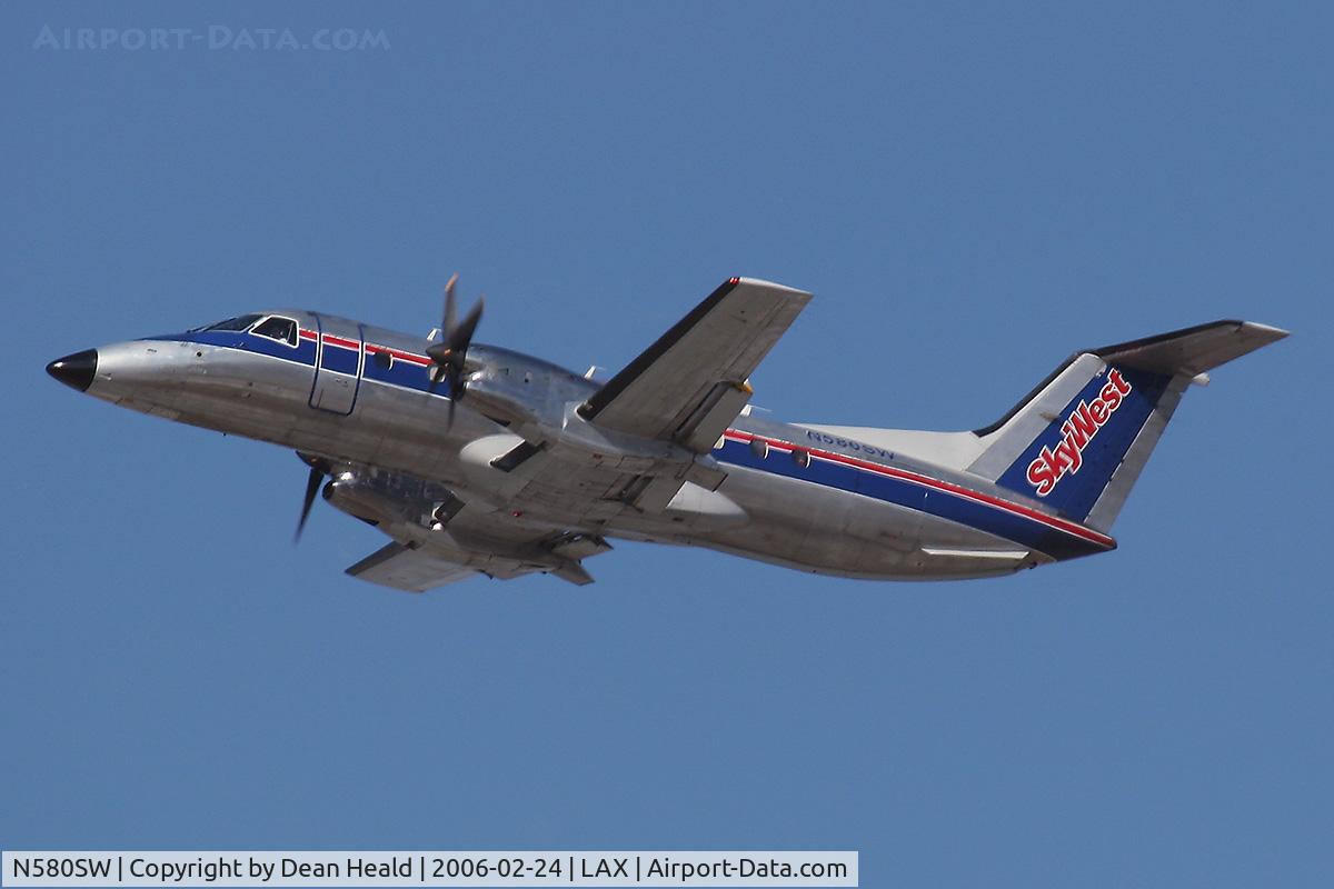N580SW, 1999 Embraer EMB-120ER Brasilia C/N 120348, Skywest N580SW departing LAX RWY 25R.