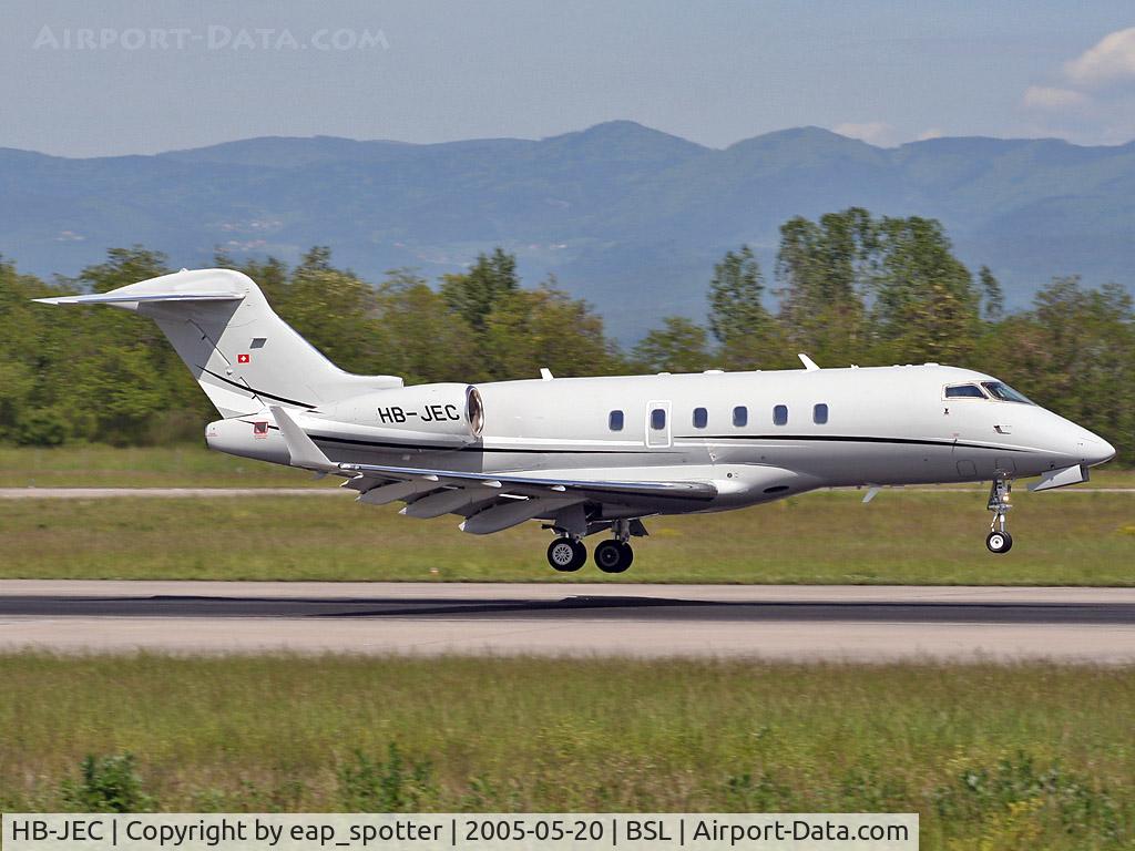 HB-JEC, 2004 Bombardier Challenger 300 (BD-100-1A10) C/N 20029, Landing on Runway 16