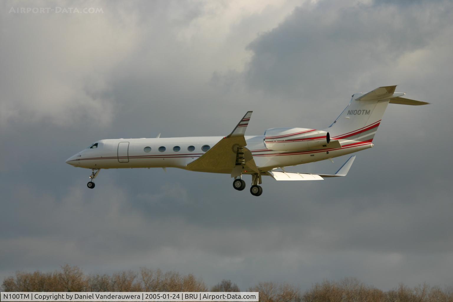 N100TM, 2002 Gulfstream Aerospace G-V C/N 692, nice bird arriving on a cloudy day