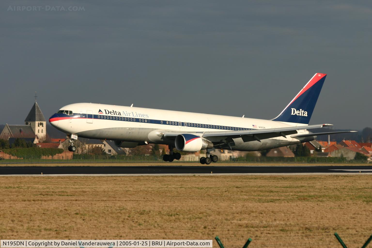 N195DN, 1997 Boeing 767-332 C/N 28452, just before touching rnw 25L