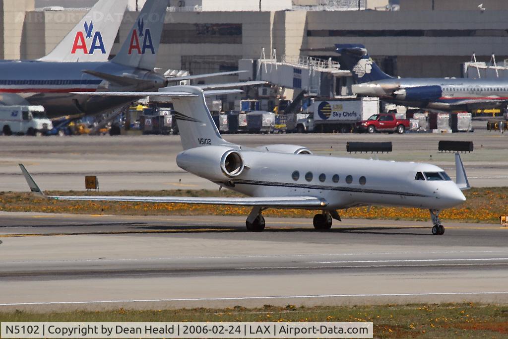 N5102, 1998 Gulfstream Aerospace G-V C/N 551, Taxiing across RWY 25L.