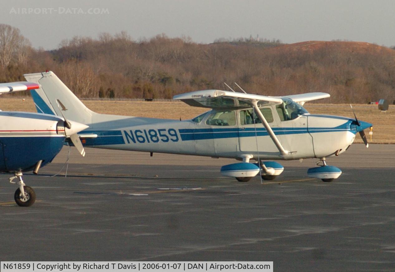 N61859, 1975 Cessna 172M C/N 17264849, Danville Va. airport