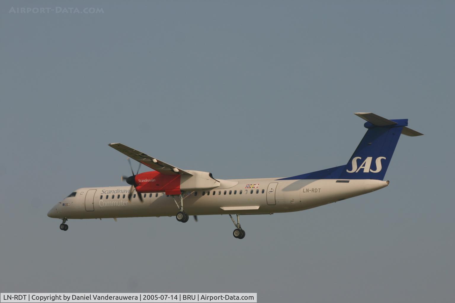 LN-RDT, 2001 De Havilland Canada DHC-8-402Q Dash 8 C/N 4038, short to land on rnw 25L