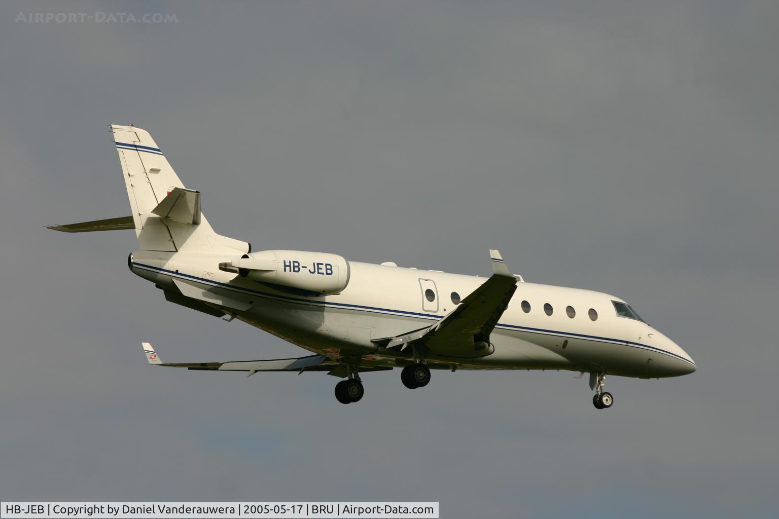 HB-JEB, 2001 Israel Aircraft Industries IAI-1126 Galaxy C/N 032, landing on rnw 02