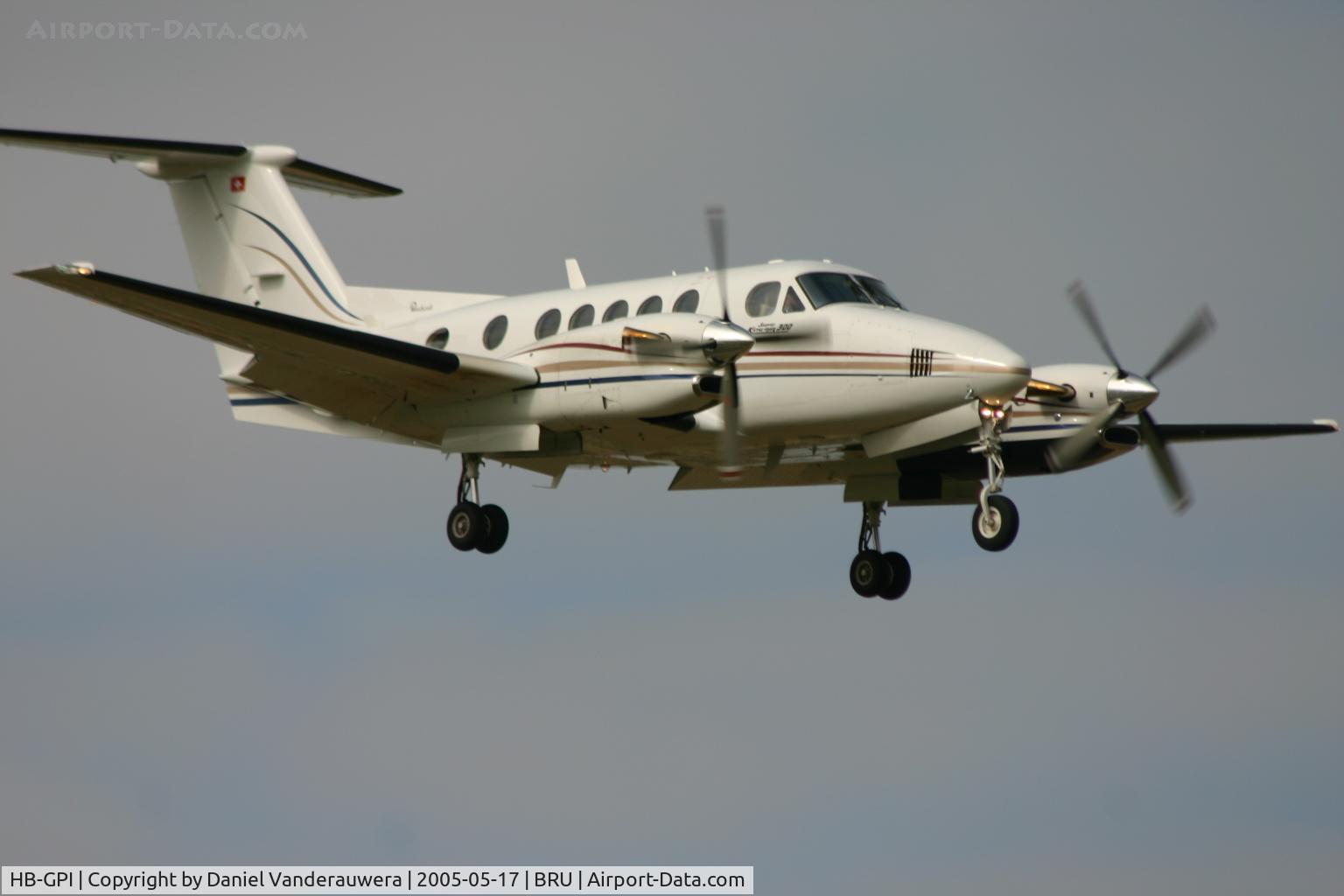 HB-GPI, 1992 Beech 300LW Super King Air C/N FA-220, short to rnw 02