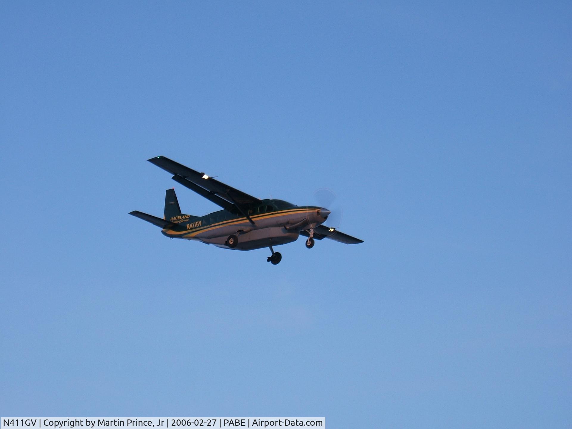 N411GV, 1998 Cessna 208B C/N 208B0672, Hageland Aviation 1GV final approach runway 18 Bethel, Ak.