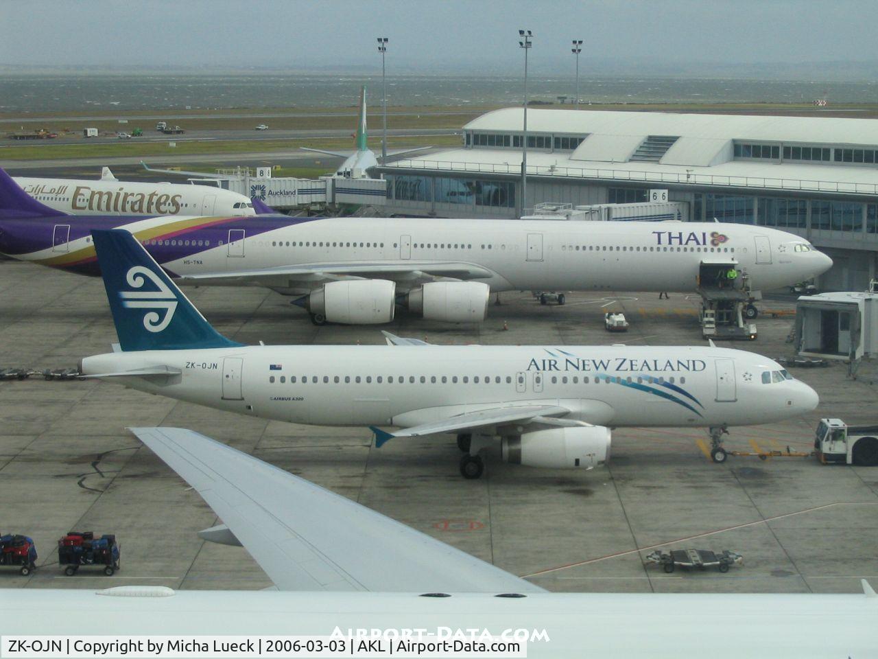 ZK-OJN, 2005 Airbus A320-232 C/N 2594, Air New Zealand's A320 looks dwarfed between the B777-200 and the A340-600...