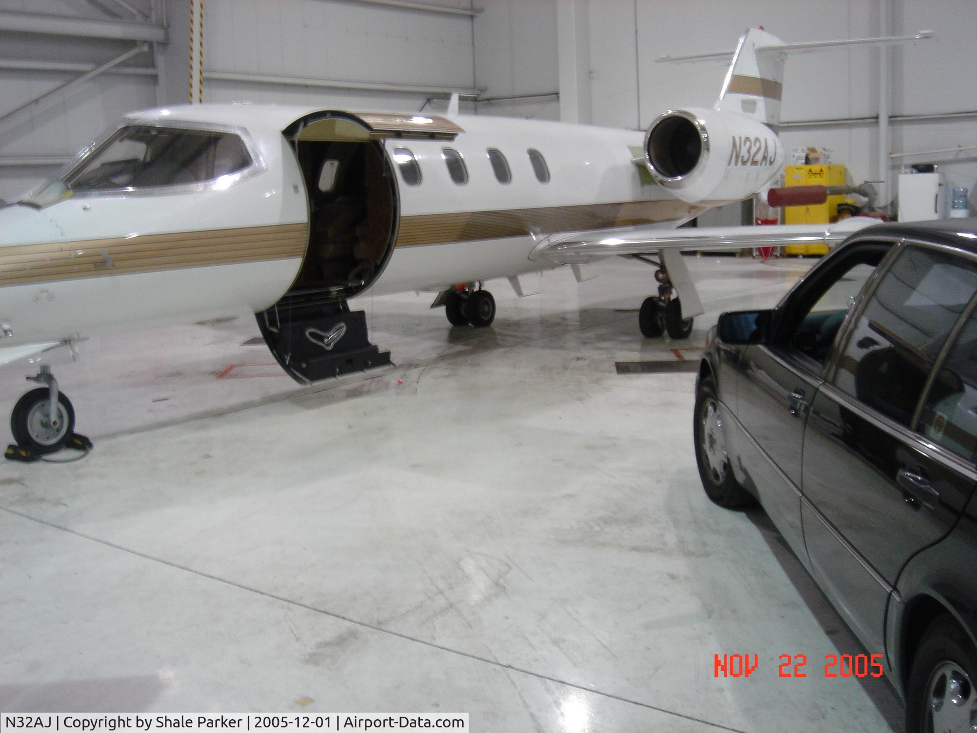 N32AJ, 1981 Gates Learjet 36A C/N 36A-048, Hangar picture