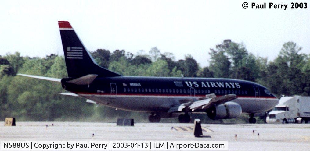 N588US, 1988 Boeing 737-301 C/N 23933, Heading to the gate for a quick turnaround