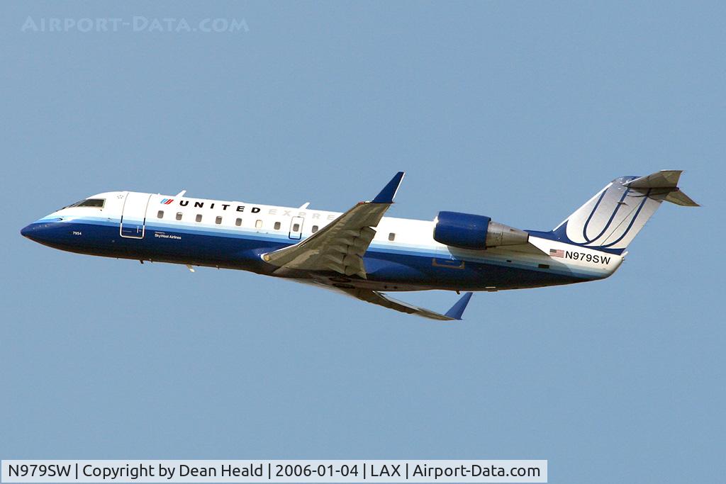 N979SW, 2004 Bombardier CRJ-200ER (CL-600-2B19) C/N 7954, United Express N979SW climbing out from LAX RWY 25R.