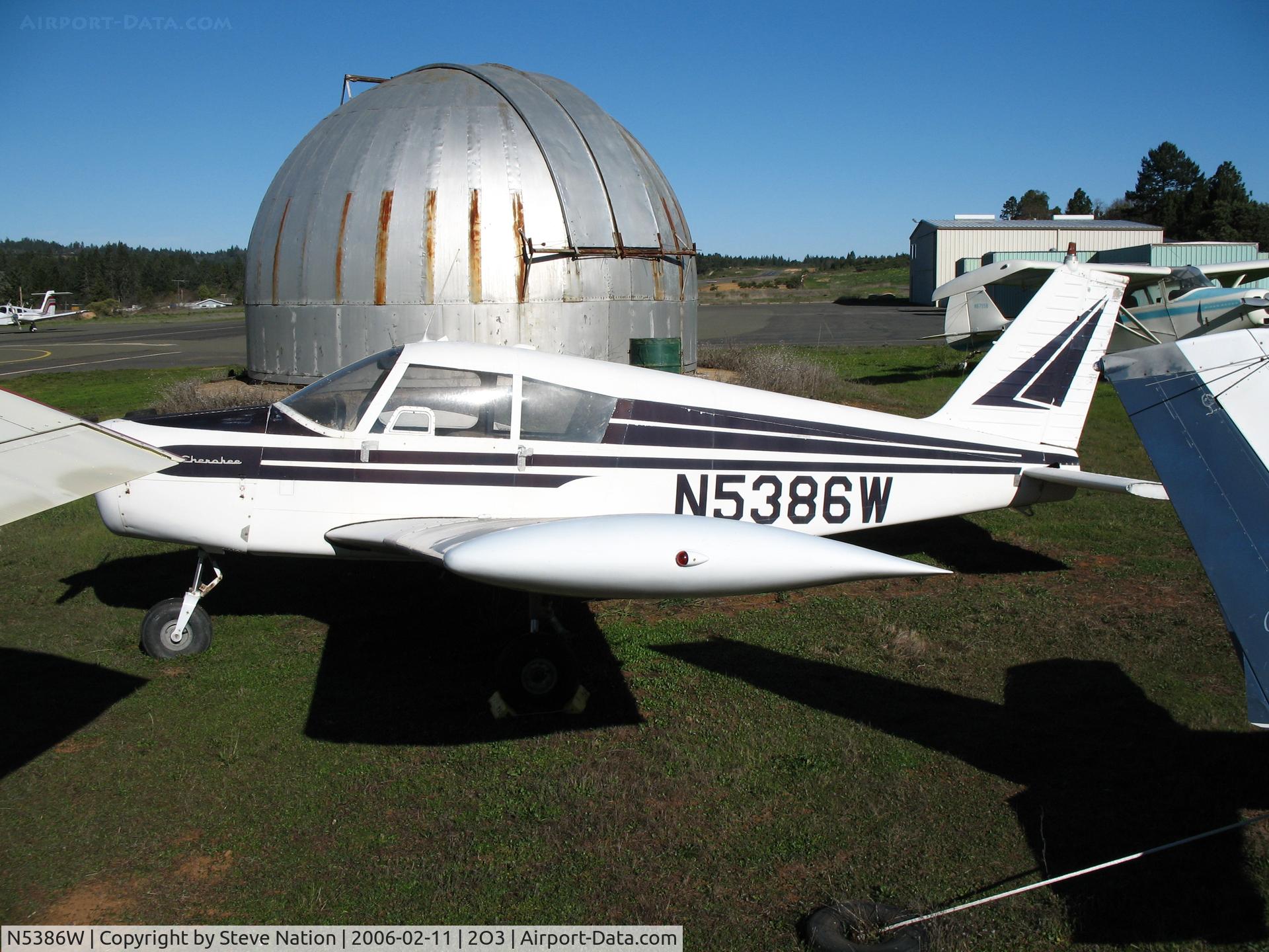 N5386W, 1962 Piper PA-28-160 Cherokee C/N 28-453, 1962 Piper PA-28-160 in tight squeeze at Parrett Field (Angwin), CA