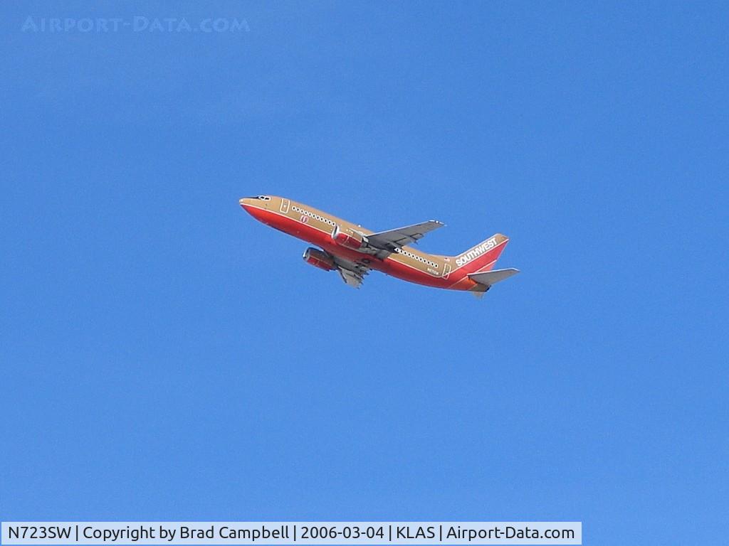 N723SW, 1999 Boeing 737-7H4 C/N 27855, Southwest Airlines heading in their direction.