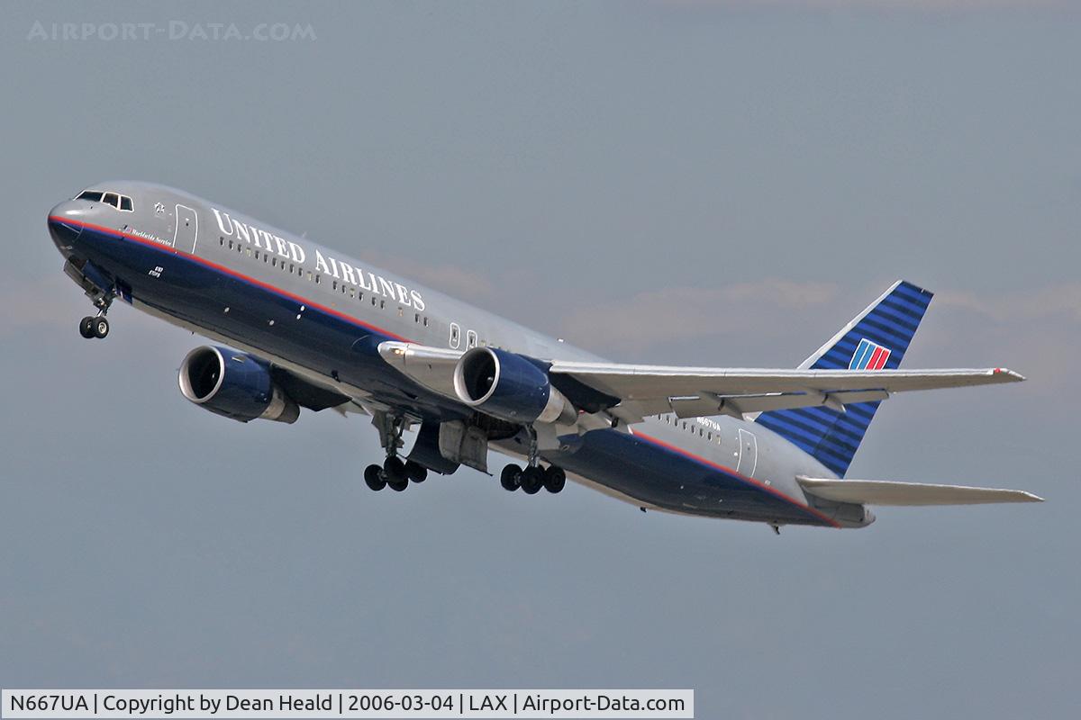 N667UA, 1998 Boeing 767-322 C/N 29239, United Airlines N667UA (767-322) - Flight UAL83 - departing LAX RWY 25R enroute to Honolulu International Airport (PHNL).