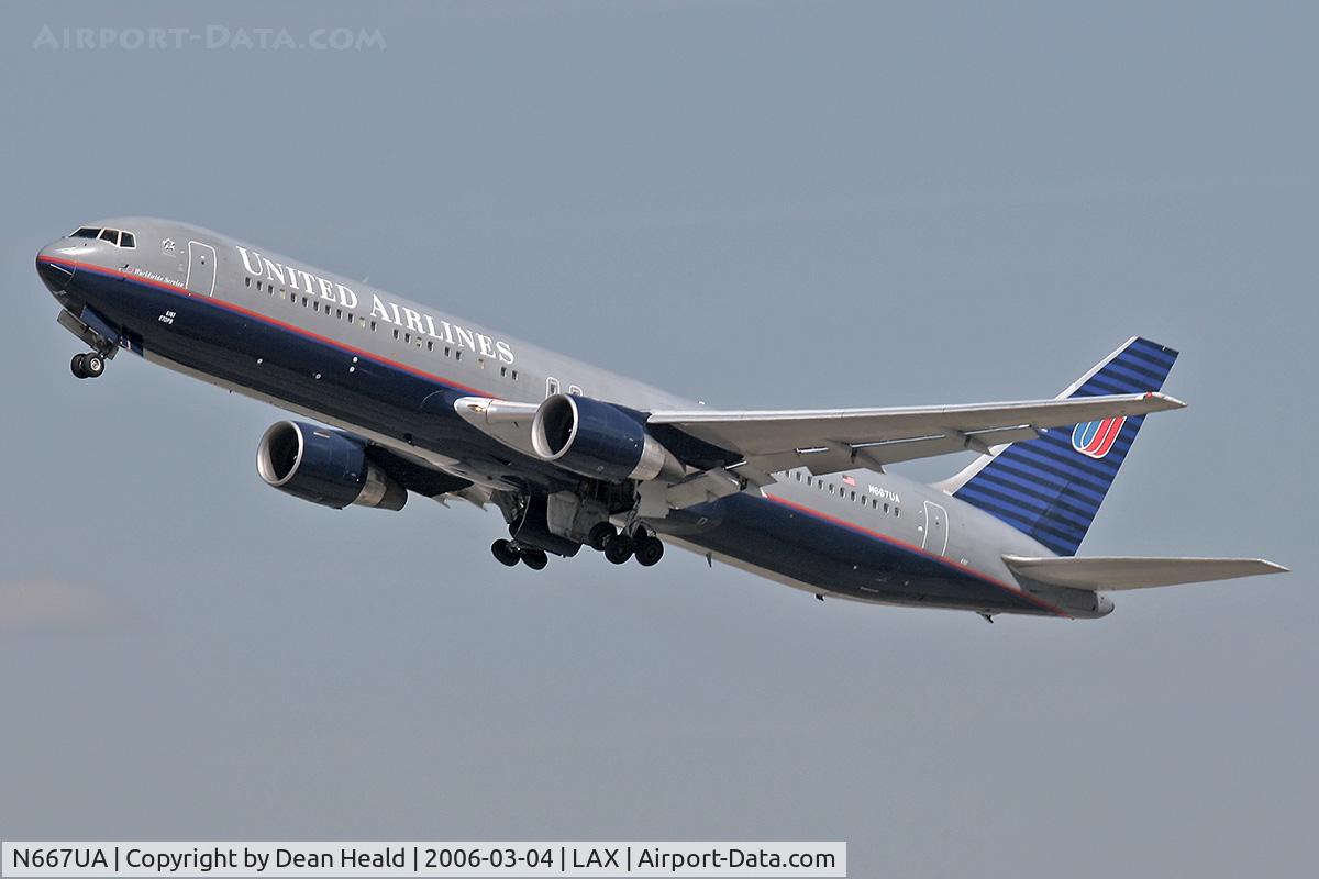 N667UA, 1998 Boeing 767-322 C/N 29239, United Airlines N667UA (767-322) - Flight UAL83 - departing LAX RWY 25R enroute to Honolulu International Airport (PHNL).