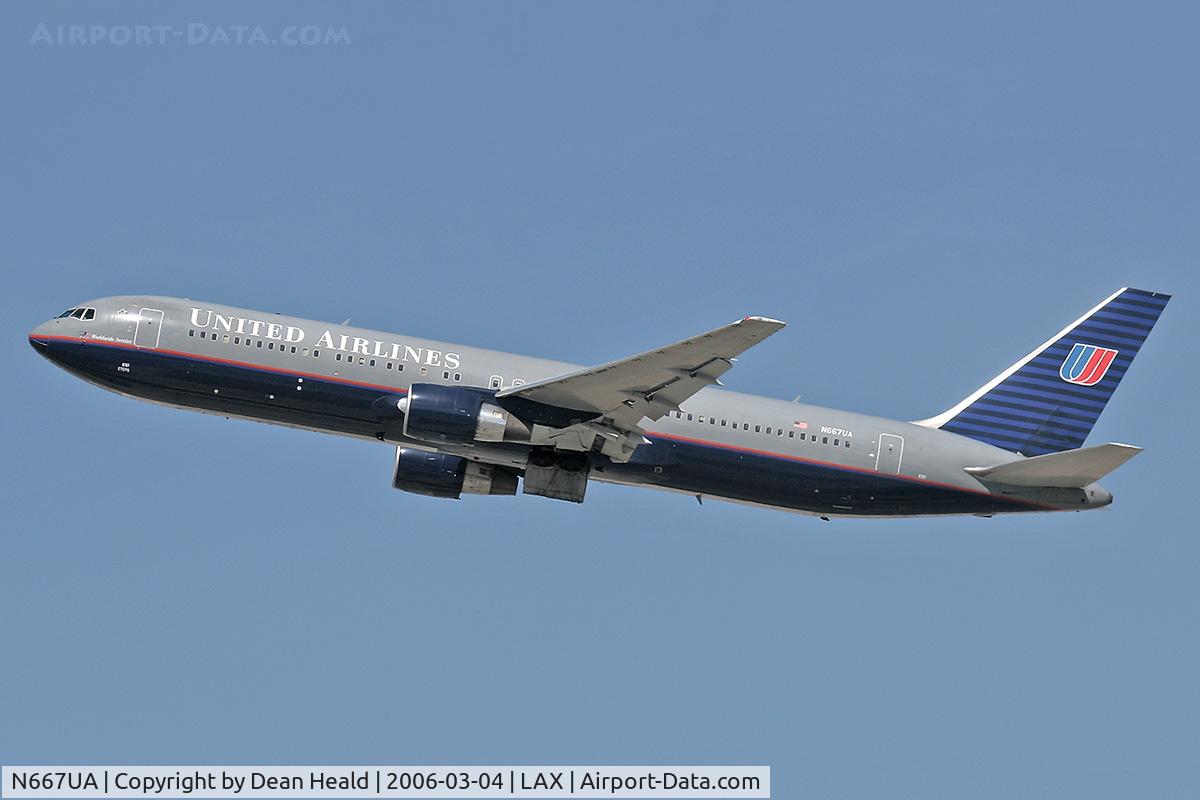 N667UA, 1998 Boeing 767-322 C/N 29239, United Airlines N667UA (767-322) - Flight UAL83 - departing LAX RWY 25R enroute to Honolulu International Airport (PHNL).