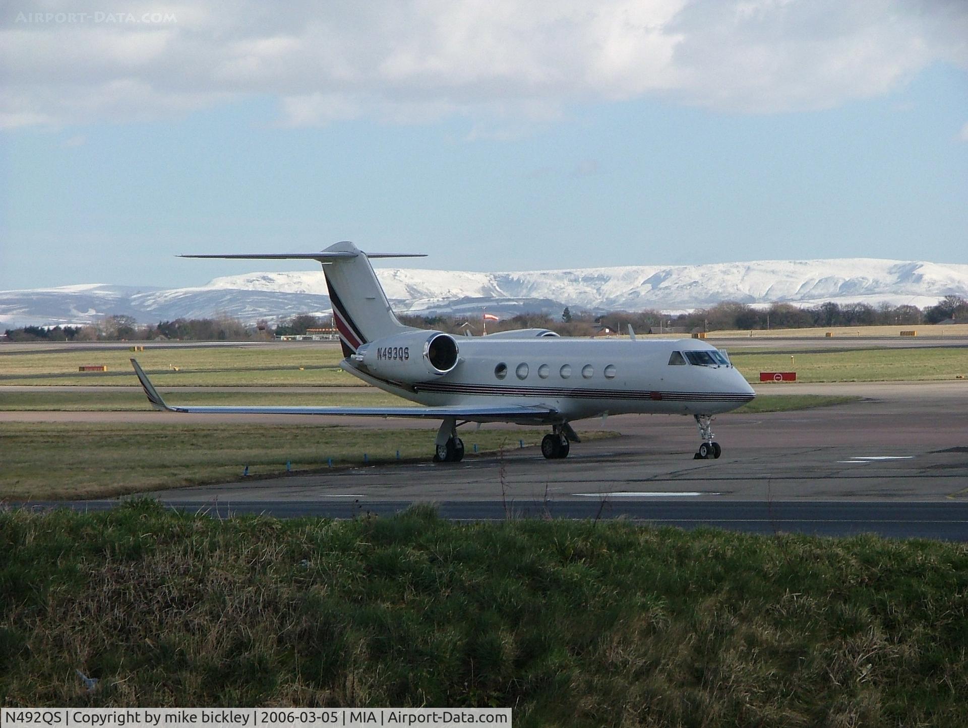 N492QS, 1999 Gulfstream Aerospace G-IV C/N 1392, parked