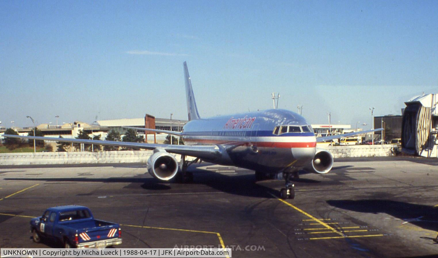 UNKNOWN, , Arriving at the gate