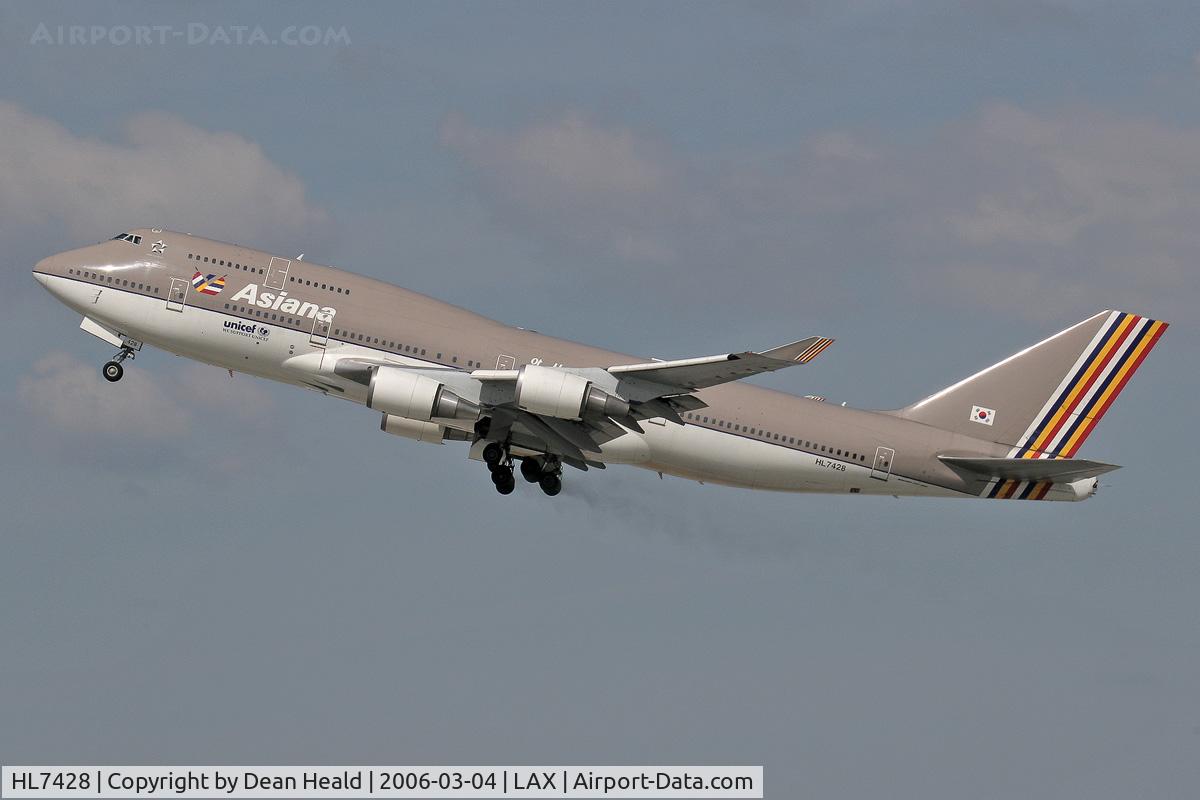 HL7428, 1998 Boeing 747-48E C/N 28552, Asiana HL7428 (Boeing 747-48E) - FLT 201 departing LAX RWY 25R and trailing brake dust enroute to Seoul Korea.