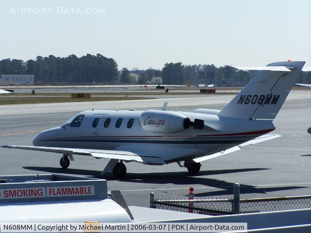 N608MM, 1995 Cessna 525 CitationJet CJ1 C/N 525-0104, Preparing to depart Mercury Air Service
