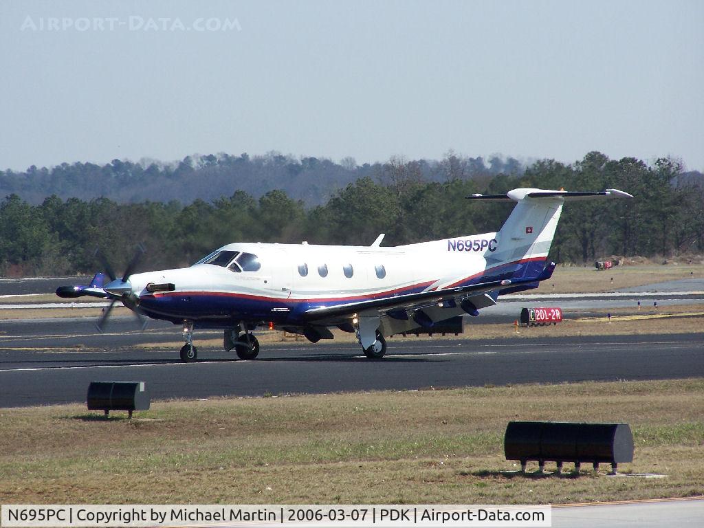 N695PC, 1999 Pilatus PC-12/45 C/N 305, Landing PDK on 2R