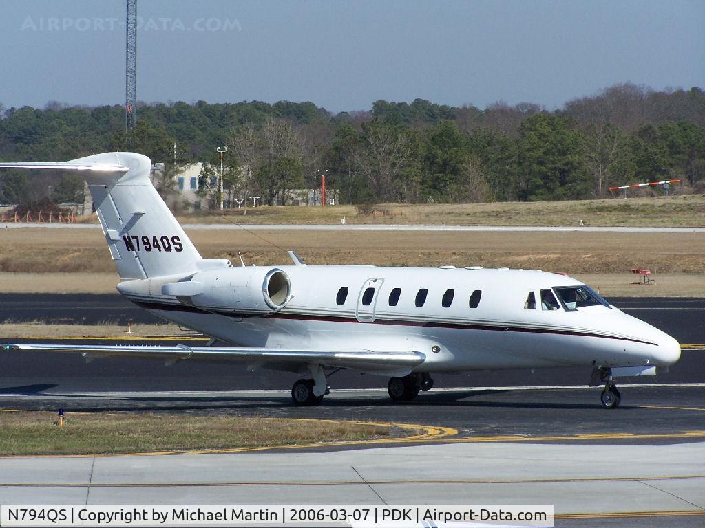N794QS, 1998 Cessna 650 Citation VII C/N 650-7094, Taxing to Mercury Air Center