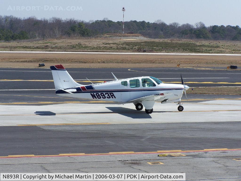 N893R, 1960 Beech 35-33 Debonair C/N CD-35, Taxing to Runway 2R