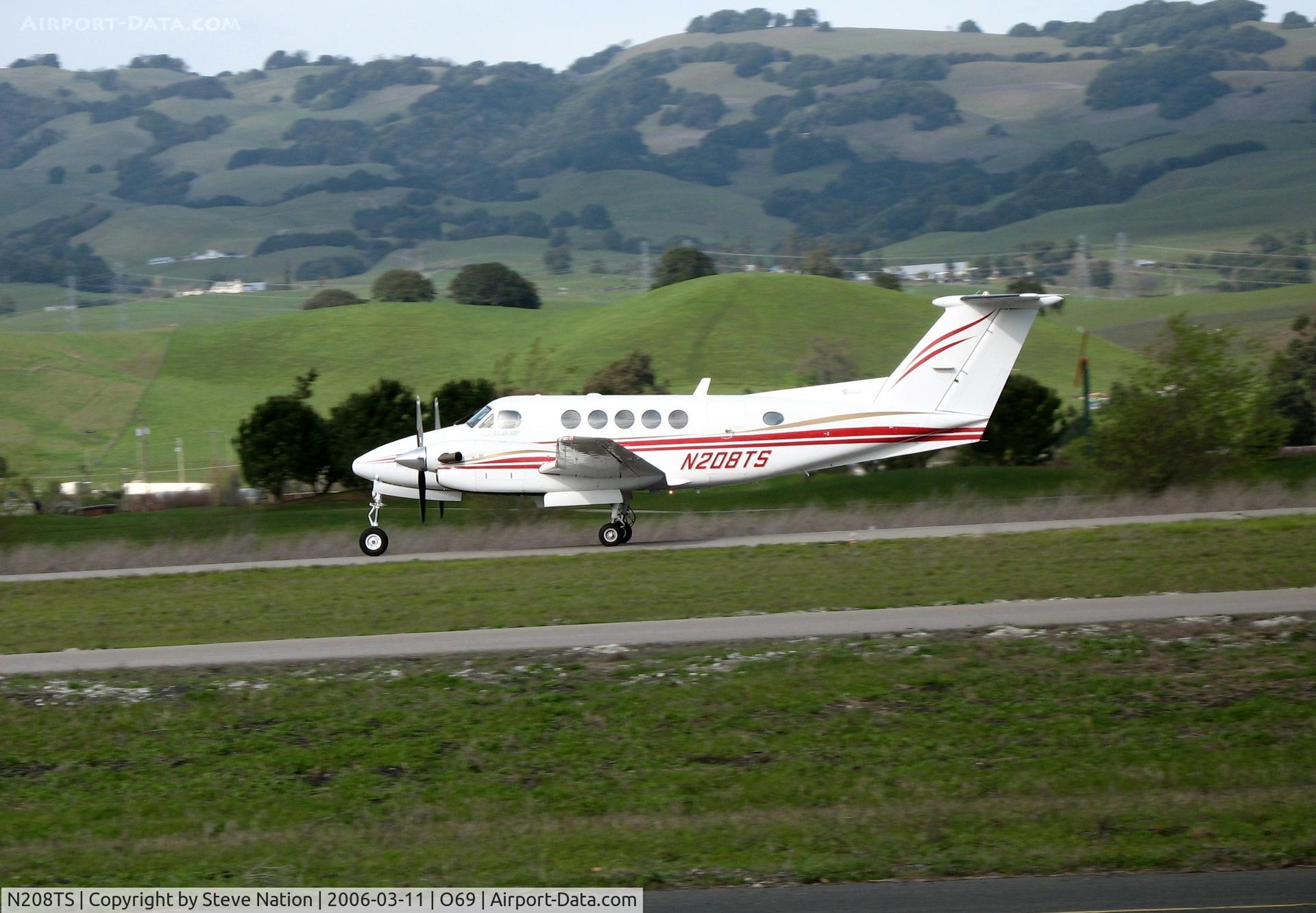 N208TS, Beech 200 Super King Air C/N Not found, JJ & P LLC 1995 Beech 200 King Air near rotation at Petaluma, CA
