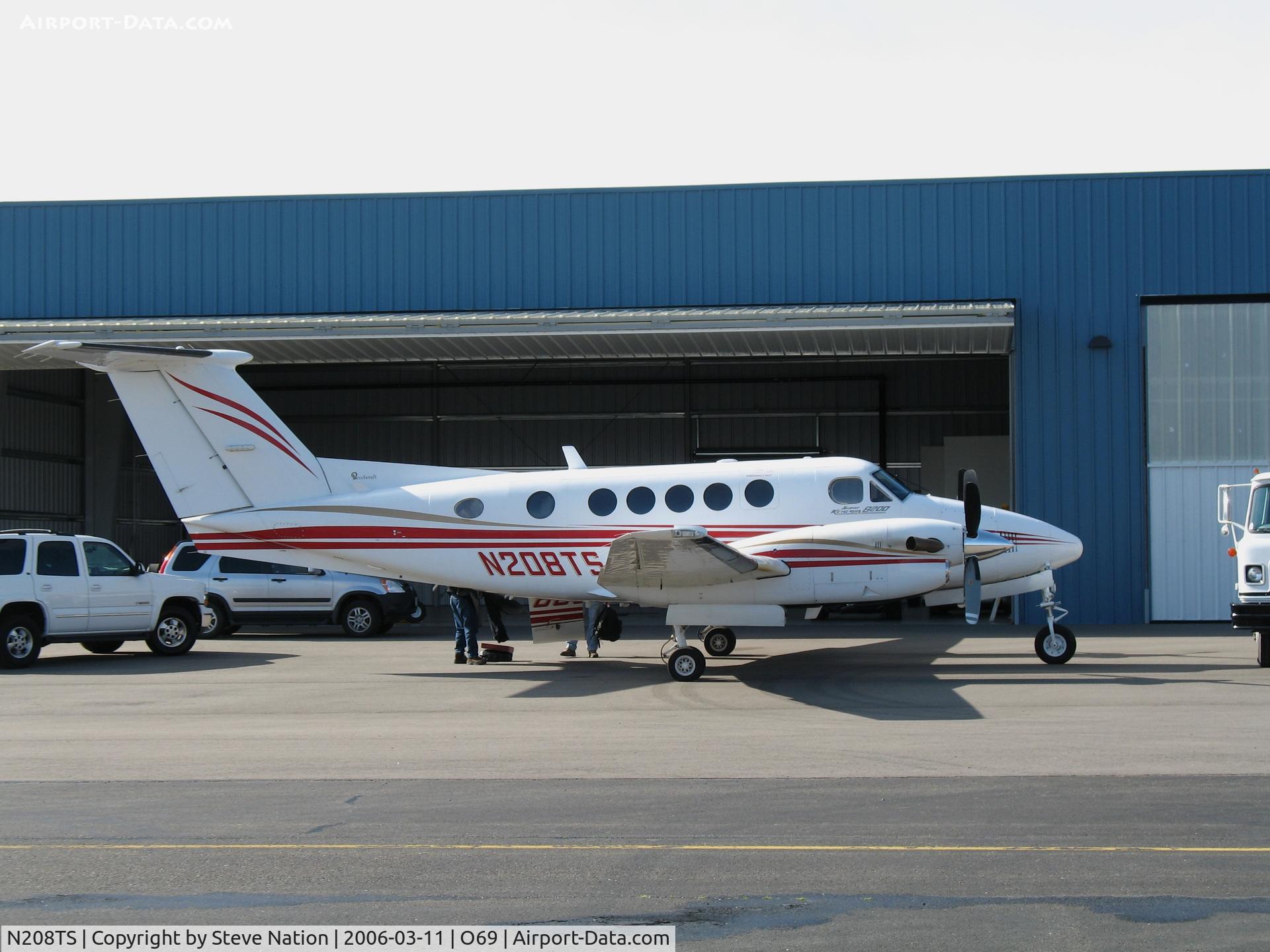 N208TS, Beech 200 Super King Air C/N Not found, JJ & P LLC 1995 Beech 200 King Air on the ramp at Petaluma, CA