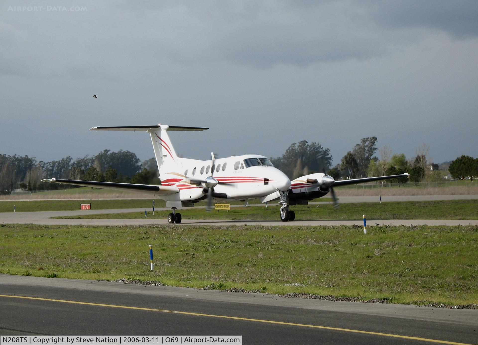 N208TS, Beech 200 Super King Air C/N Not found, JJ & P LLC 1995 Beech 200 King Air taxying at Petaluma, CA