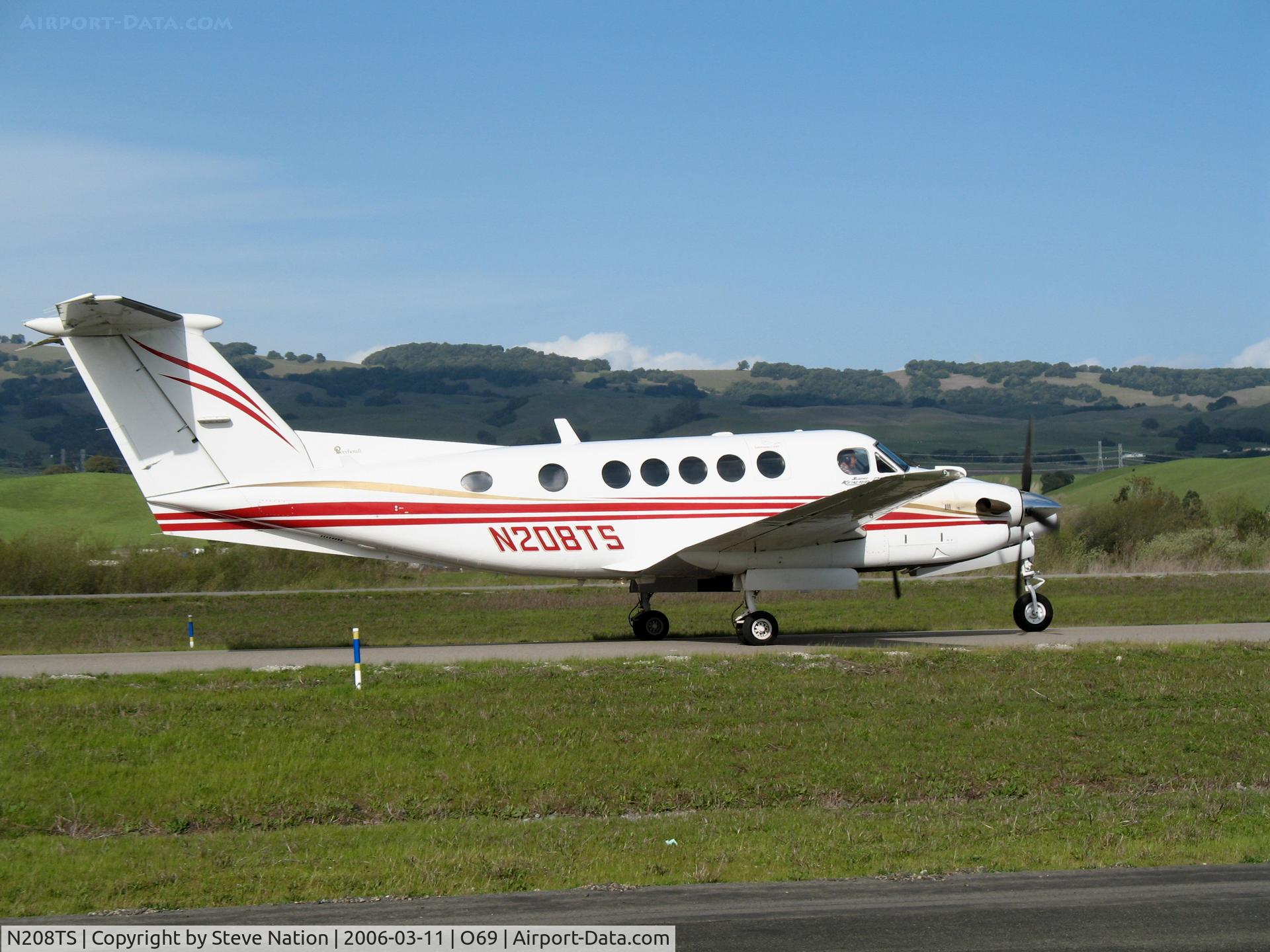 N208TS, Beech 200 Super King Air C/N Not found, JJ & P LLC 1995 Beech 200 King Air taxying at Petaluma, CA
