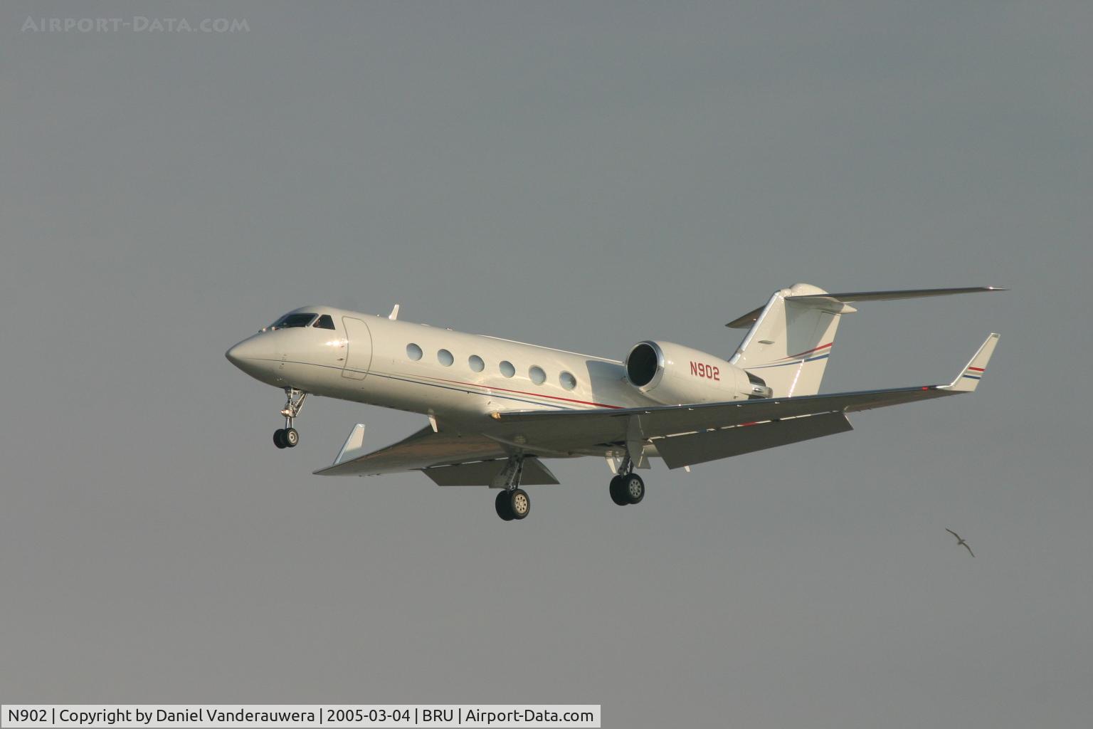 N902, 1997 Gulfstream Aerospace G-IV C/N 1310, arrival to rnw 25L