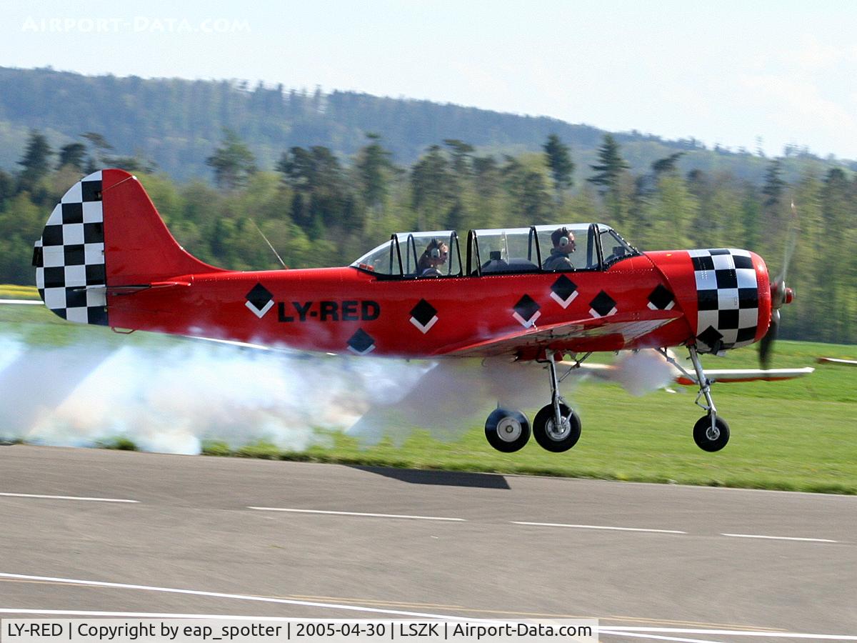 LY-RED, Yakovlev Yak-52 C/N 844906, Departing with a lot of smoke