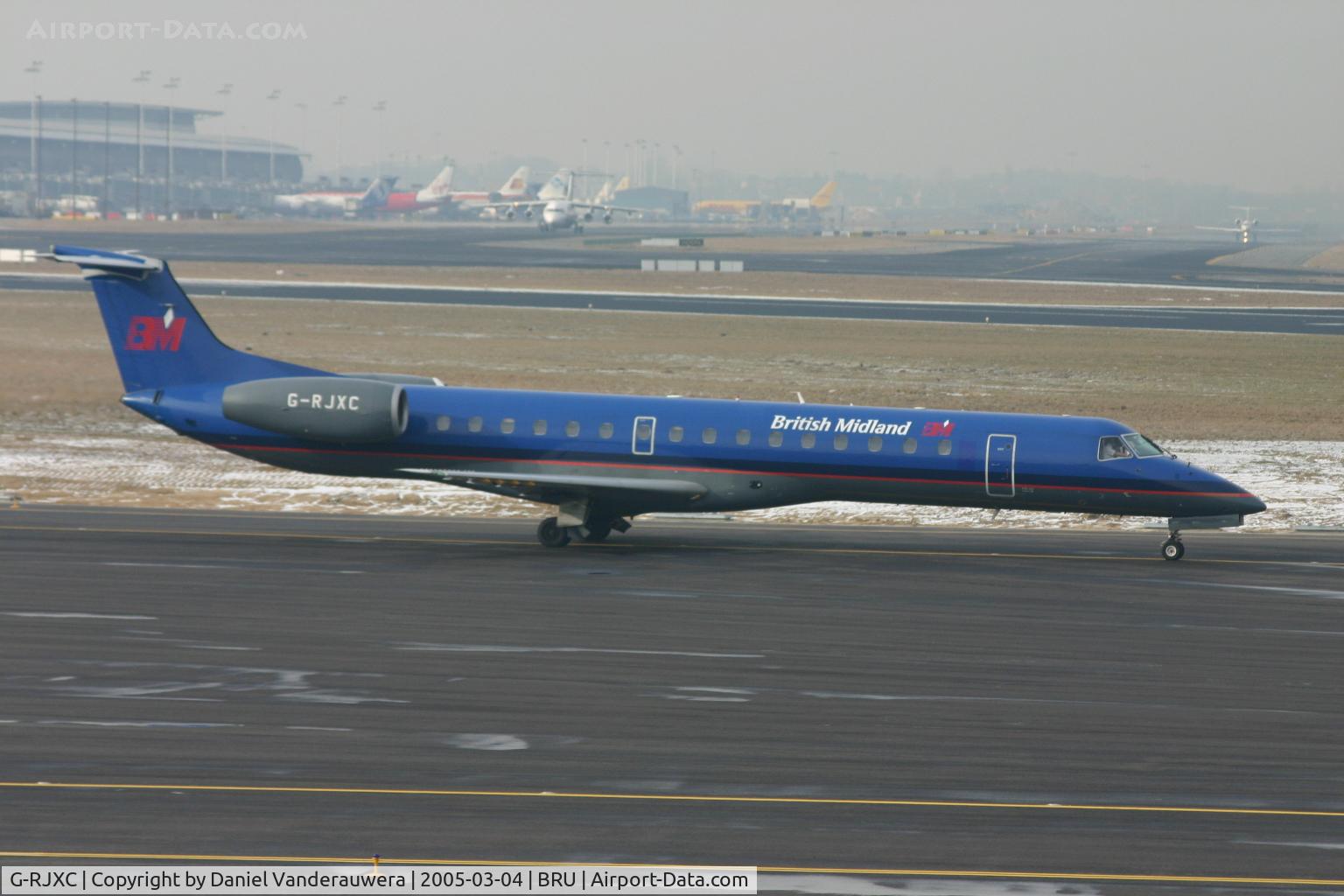 G-RJXC, 1999 Embraer EMB-145EP (ERJ-145EP) C/N 145153, taxiing to rnw 25L in a cold morning