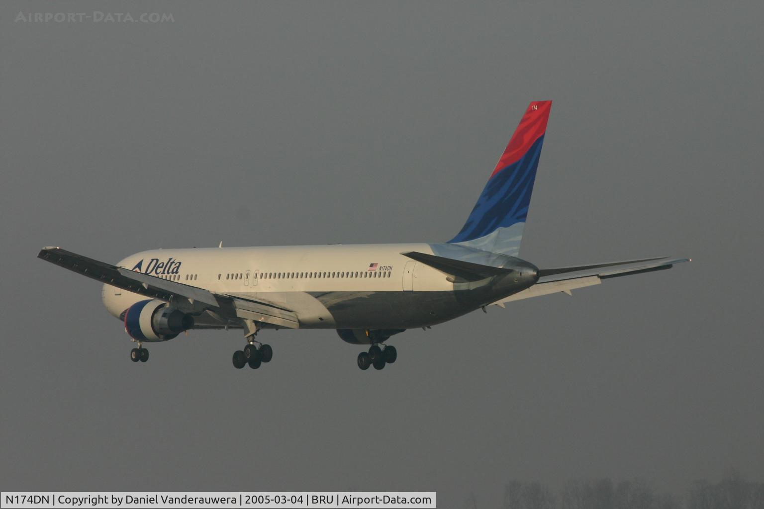 N174DN, 1990 Boeing 767-332 C/N 24802, arrival of flight DL140 on rnw 25L
