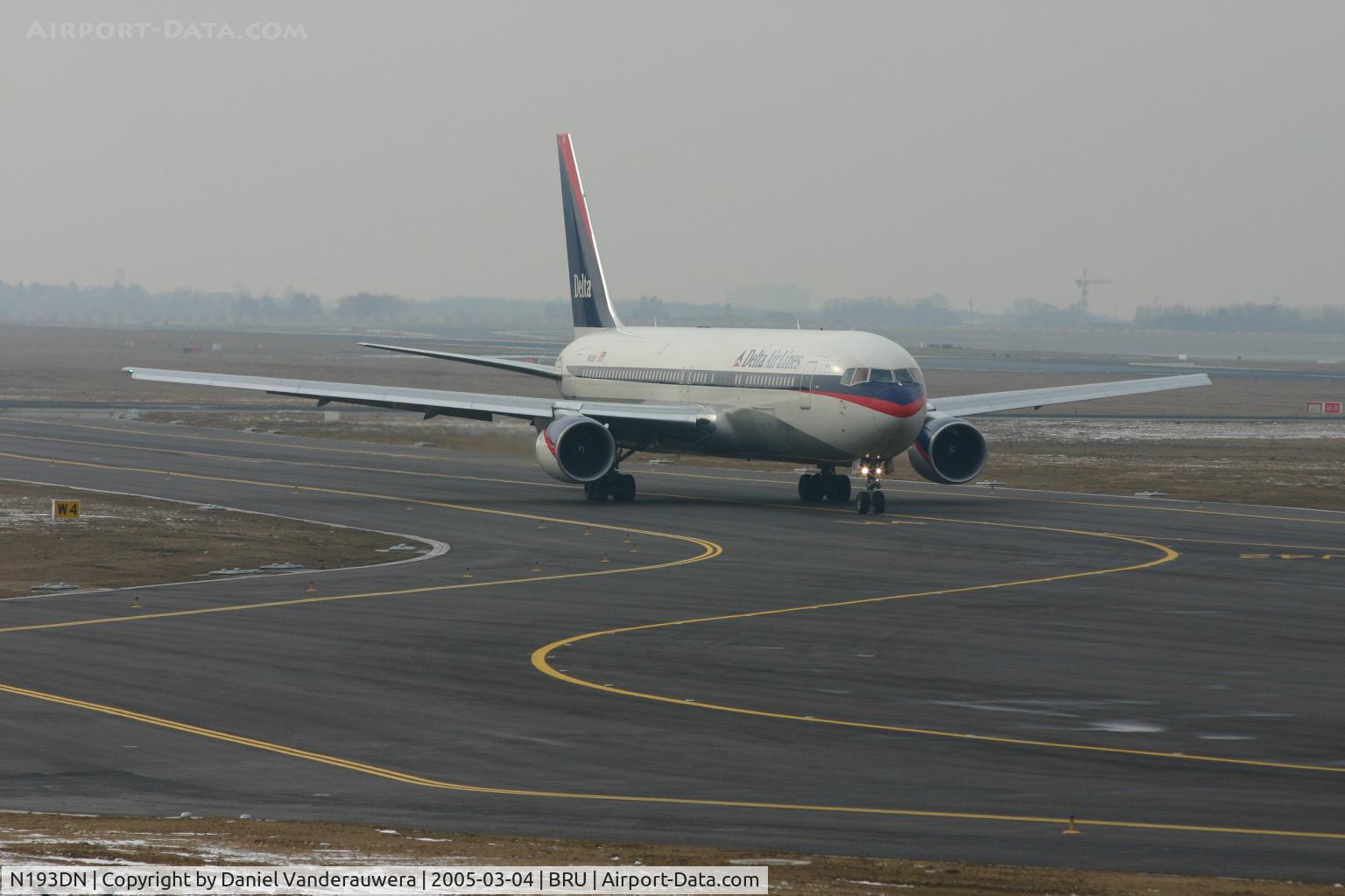 N193DN, 1997 Boeing 767-332 C/N 28450, flight DL125 taxiing to rnw 25R