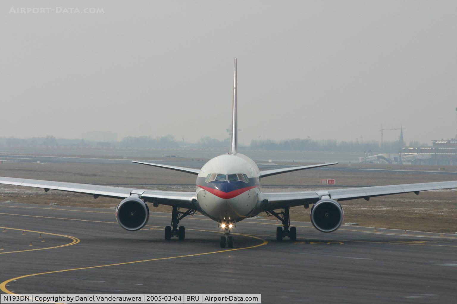 N193DN, 1997 Boeing 767-332 C/N 28450, face to face