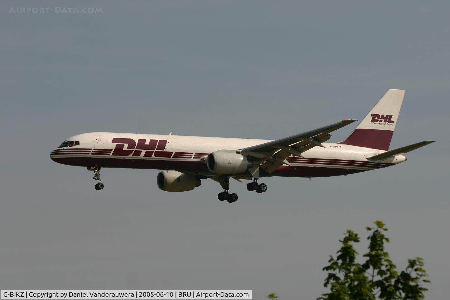 G-BIKZ, 1986 Boeing 757-236/SF C/N 23532, short to land on rnw 25L