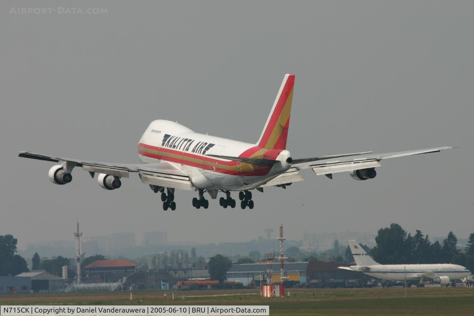 N715CK, 1982 Boeing 747-209B C/N 22447, last seconds before touching rnw 25R