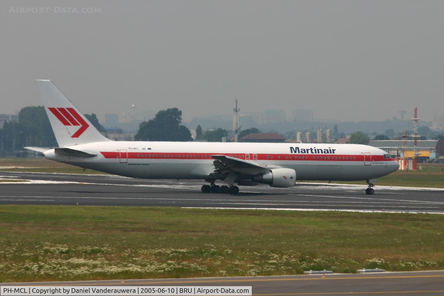 PH-MCL, 1992 Boeing 767-31A/ER C/N 26469, manoeuvring to take-off on rnw 25R