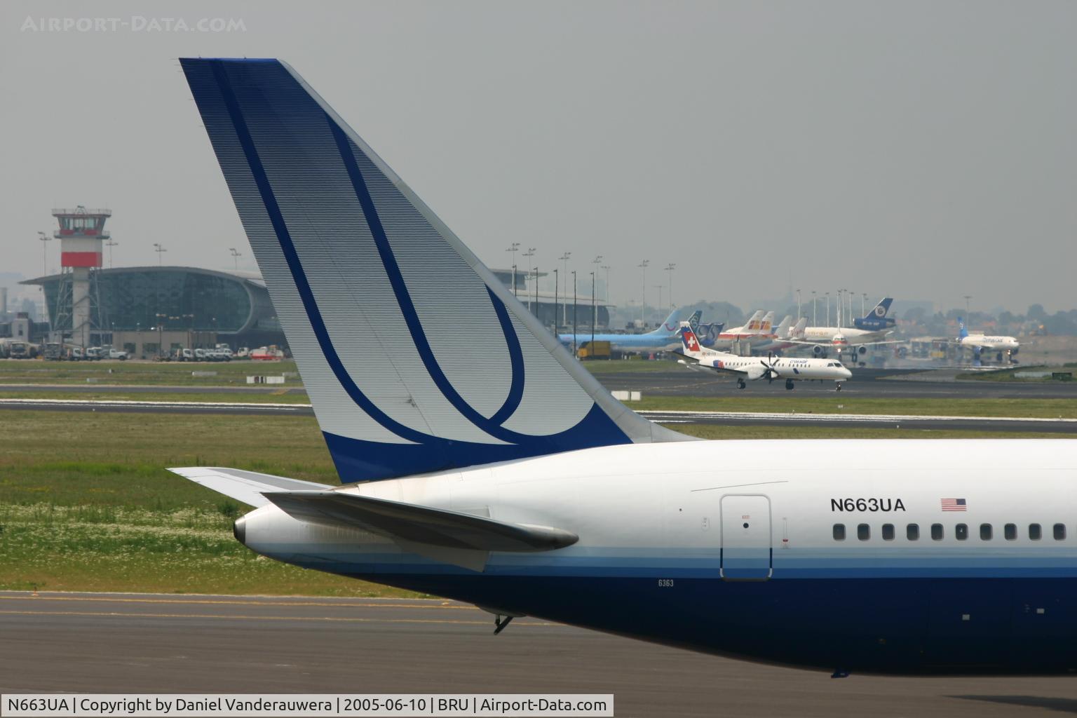 N663UA, 1993 Boeing 767-322 C/N 27160, nice livery