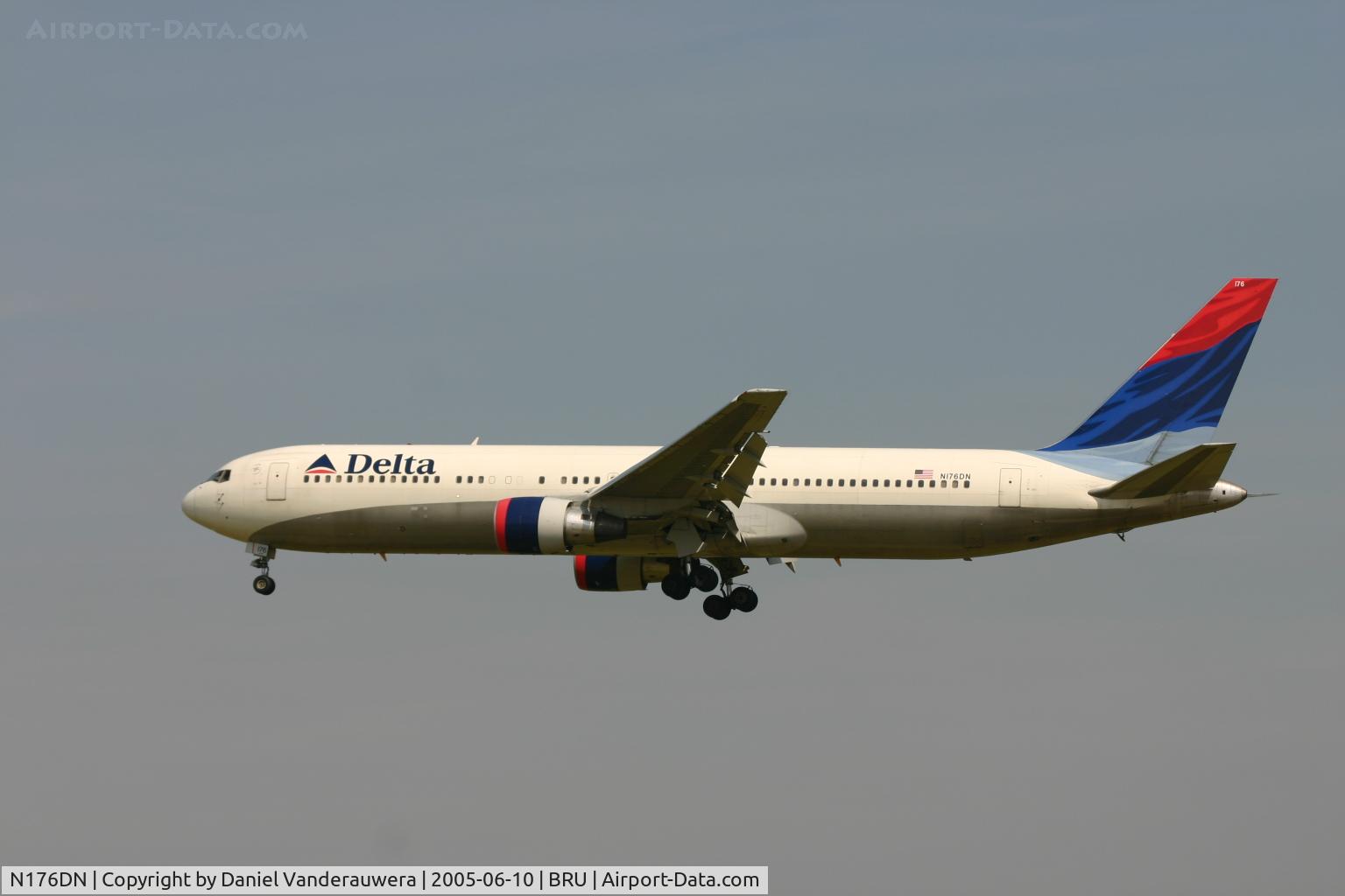 N176DN, 1990 Boeing 767-332 C/N 25061, short to rnw 25L