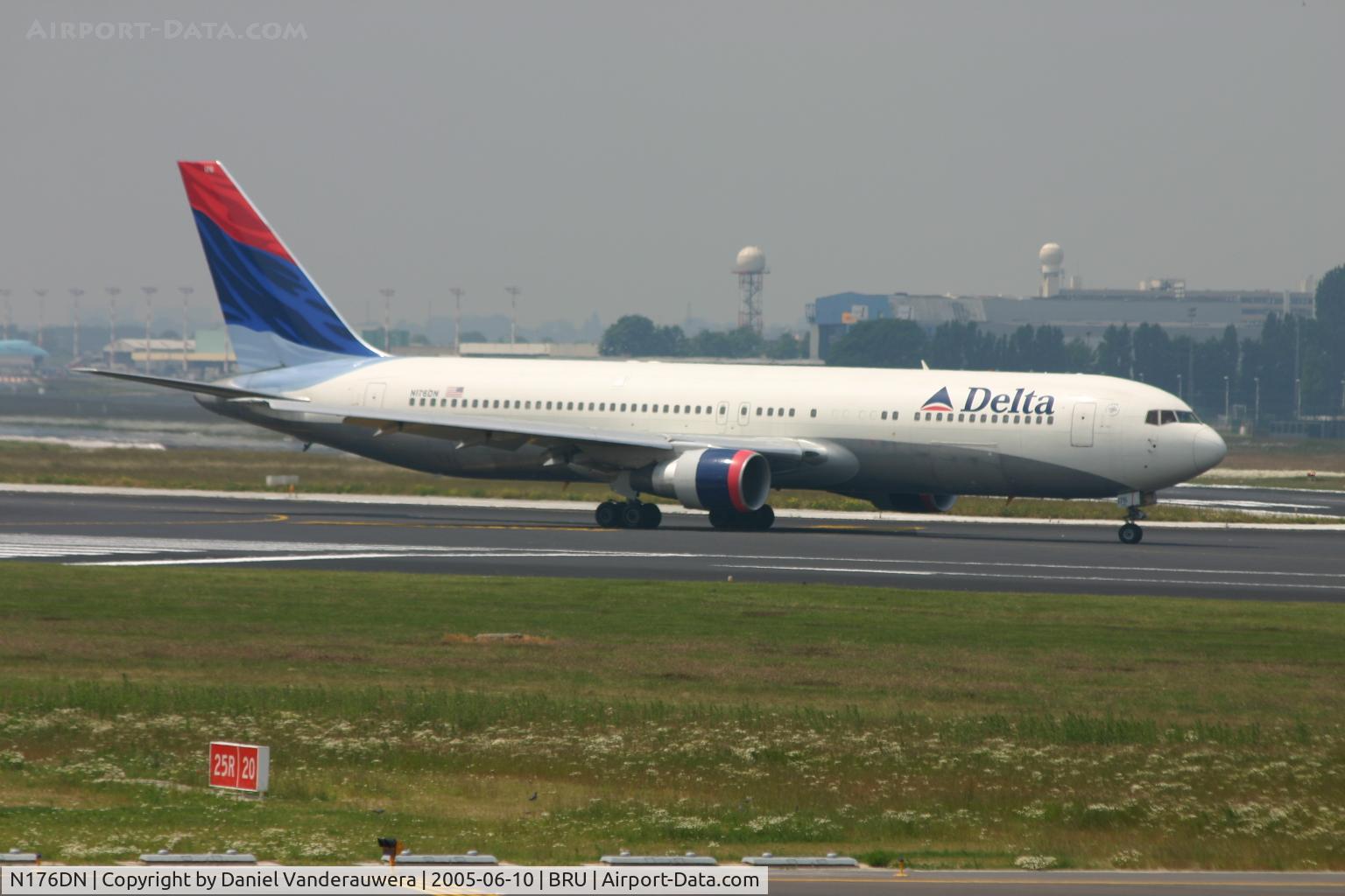 N176DN, 1990 Boeing 767-332 C/N 25061, flight DL141 is taxiing to rnw 25R