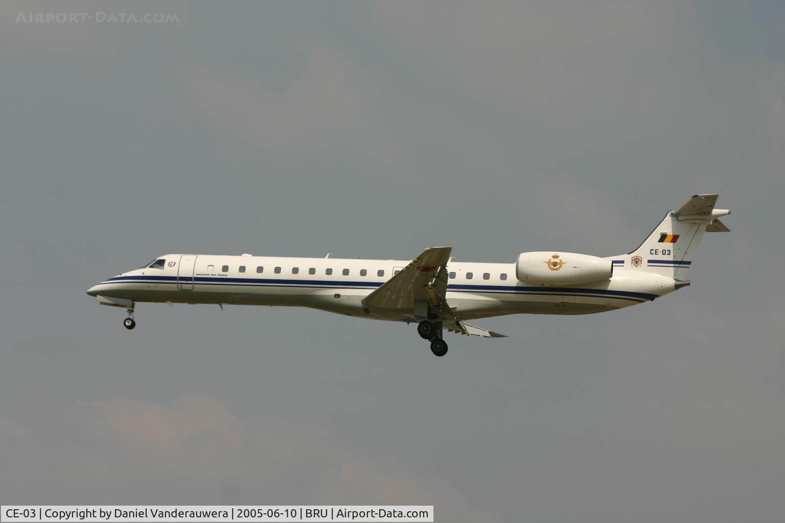 CE-03, 2001 Embraer ERJ-145LR (EMB-145LR) C/N 145526, short land on rnw 25R