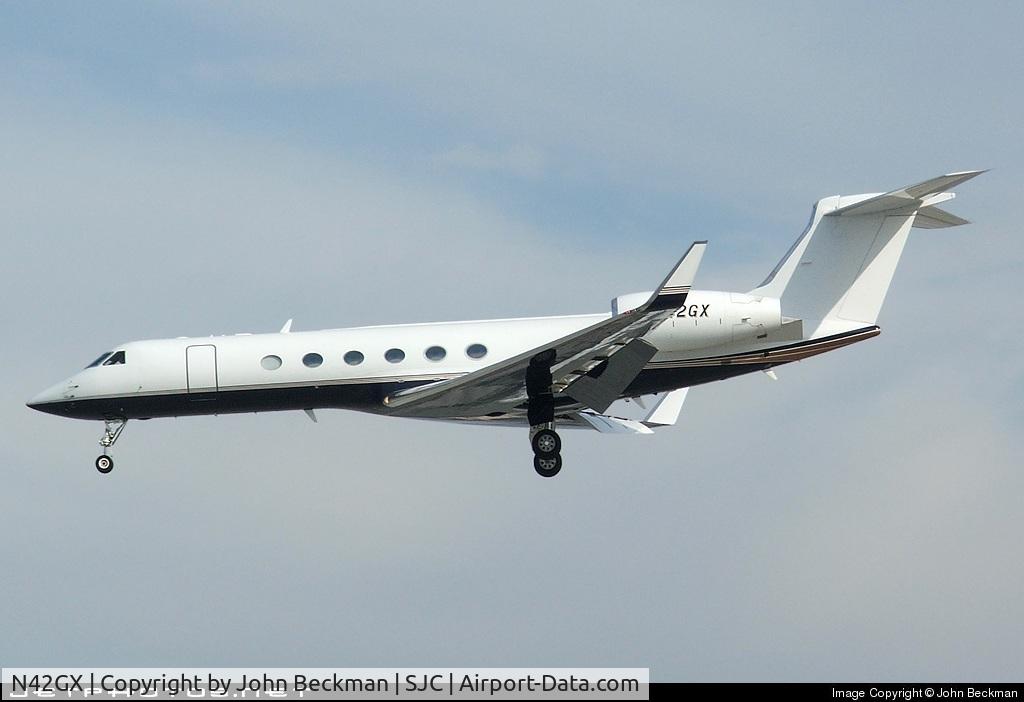 N42GX, 2001 Gulfstream Aerospace G-V C/N 628, N42GX Landing