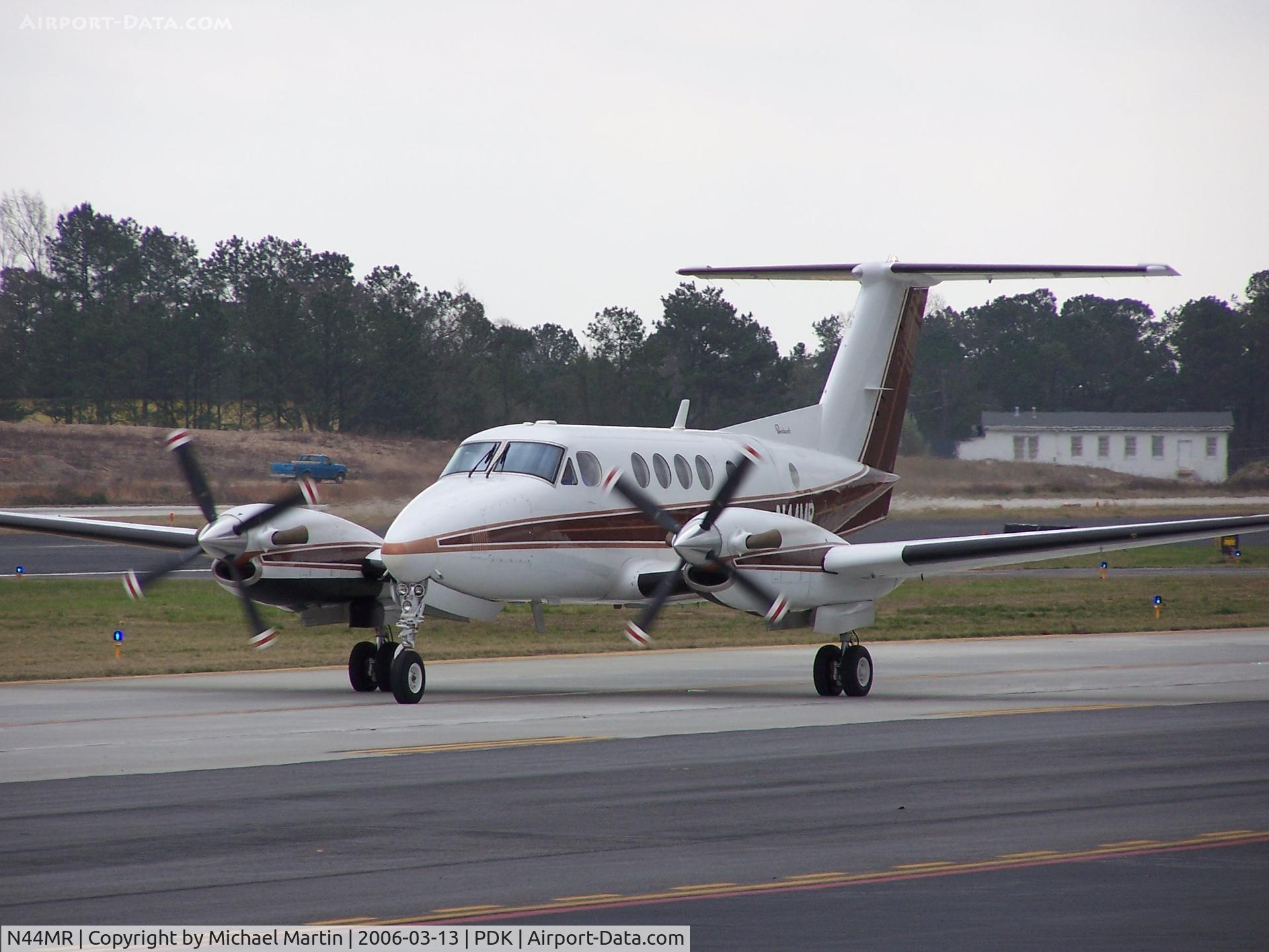 N44MR, 1981 Beechcraft B200C Super King Air C/N BL-27, Taxing to 20L