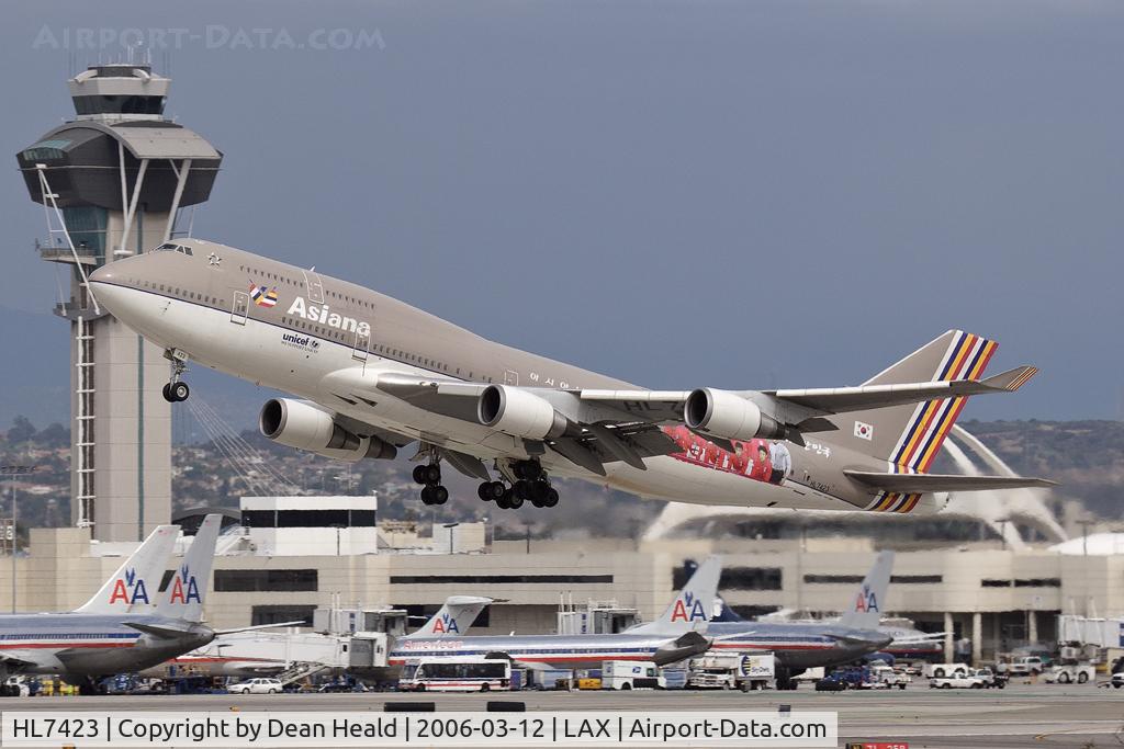 HL7423, 1997 Boeing 747-48EM(F) C/N 27282, Asiana HL7423 (FLT 281) departing LAX RWY 25R enroute to Incheon International Airport, Korea. Note the new graphic on the side of the fuselage behind the wing.