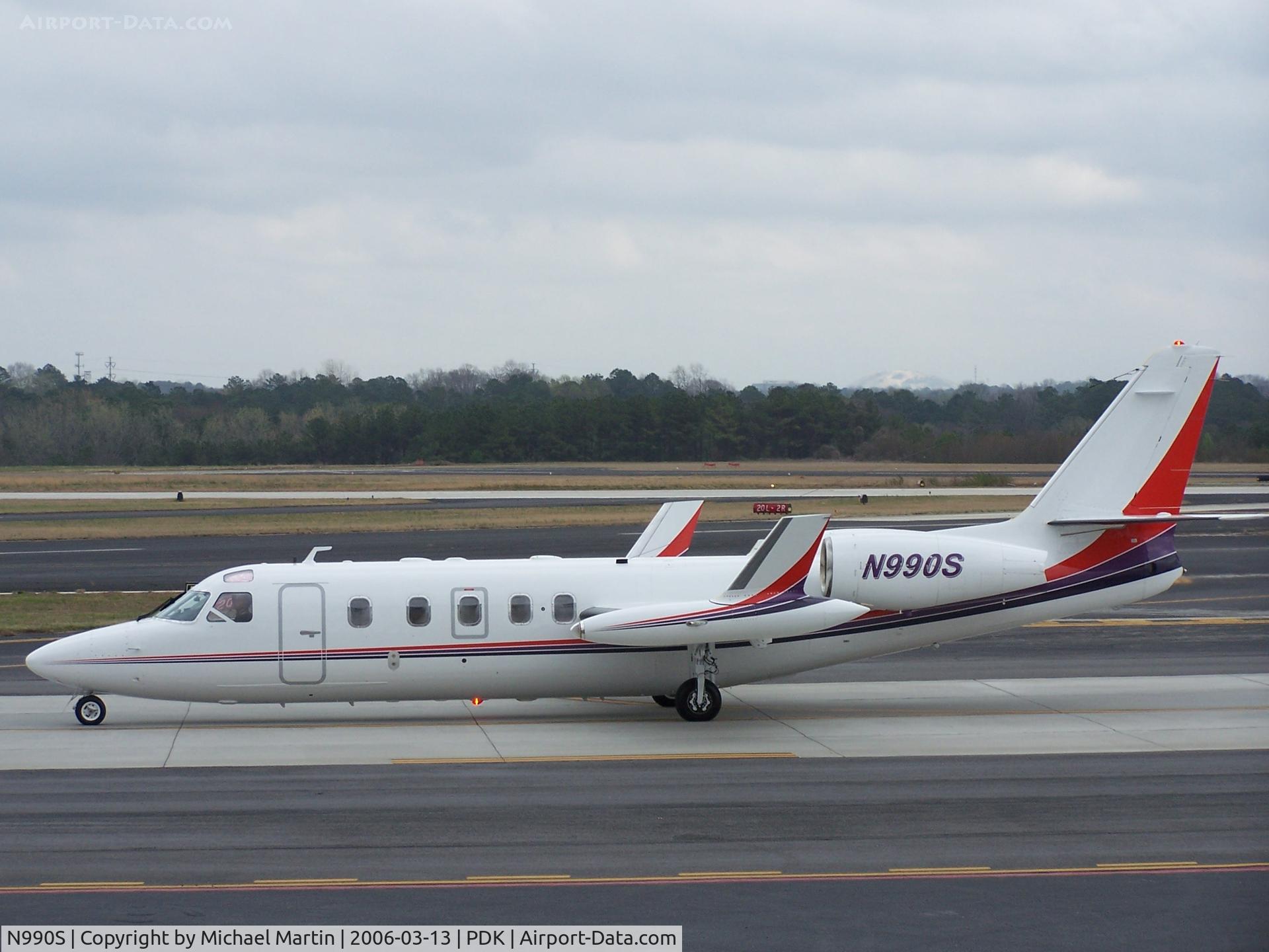 N990S, 1981 Israel Aircraft Industries IAI-1124A Westwind II C/N 322, Taxing to Epps Air Service